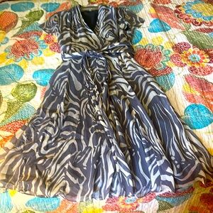 Jones NY size 10…. 100%. SILK